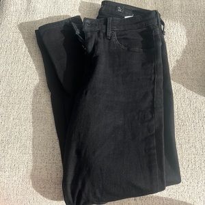 Women’s jeans that are ankle length.